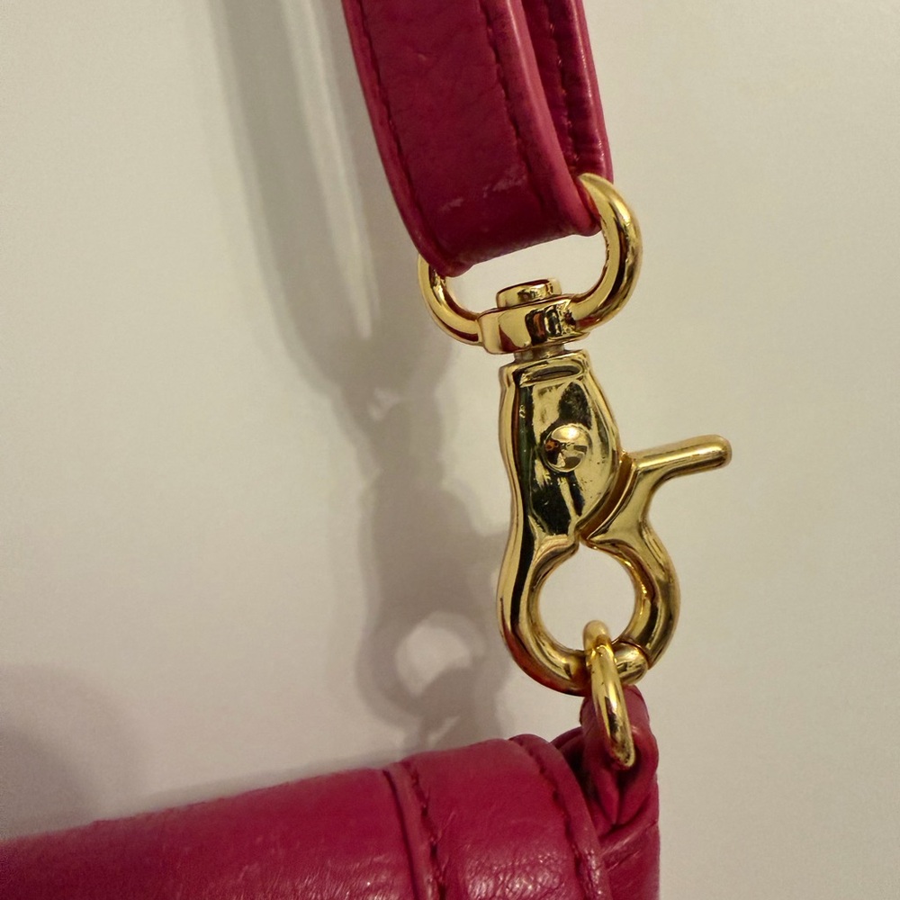 Tory Burch Amanda Pebbled Leather Crossbody in Berry Pink with Gold Hardware - Picture 11 of 11